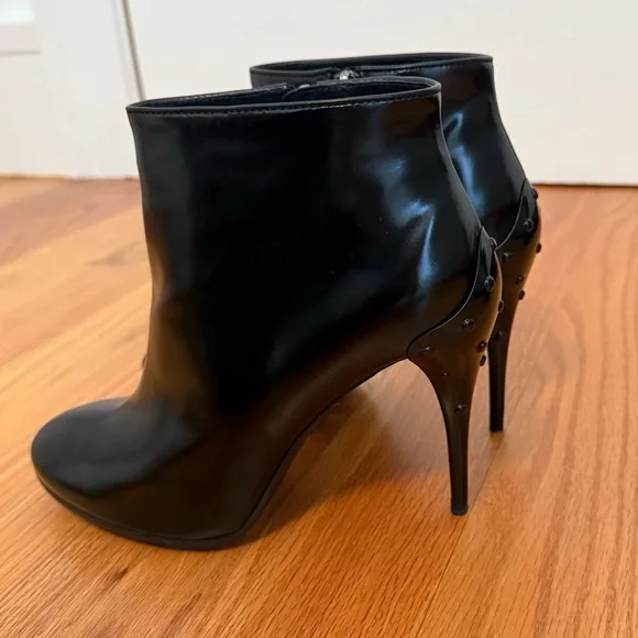 Tod's Sleek Black Heeled Boots - Picture 4 of 6